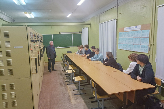 Профориентационная экскурсия: гимназисты познакомились с работой судового электромеханика